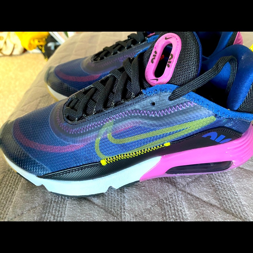 WOMAN AIR MAX SIZE 6/ HALF BRAND NEW !